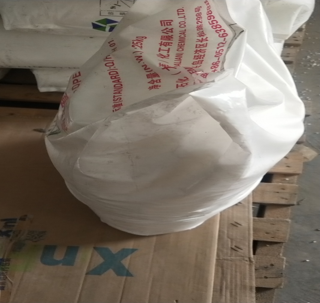 8f254050-f34d-44d6-9503-aa1f1f3fa0af_Pusizolēts saspiests Hengli HDPE plastmasas izejvielu maisa attēls, novietots uz koka palešu.jpg